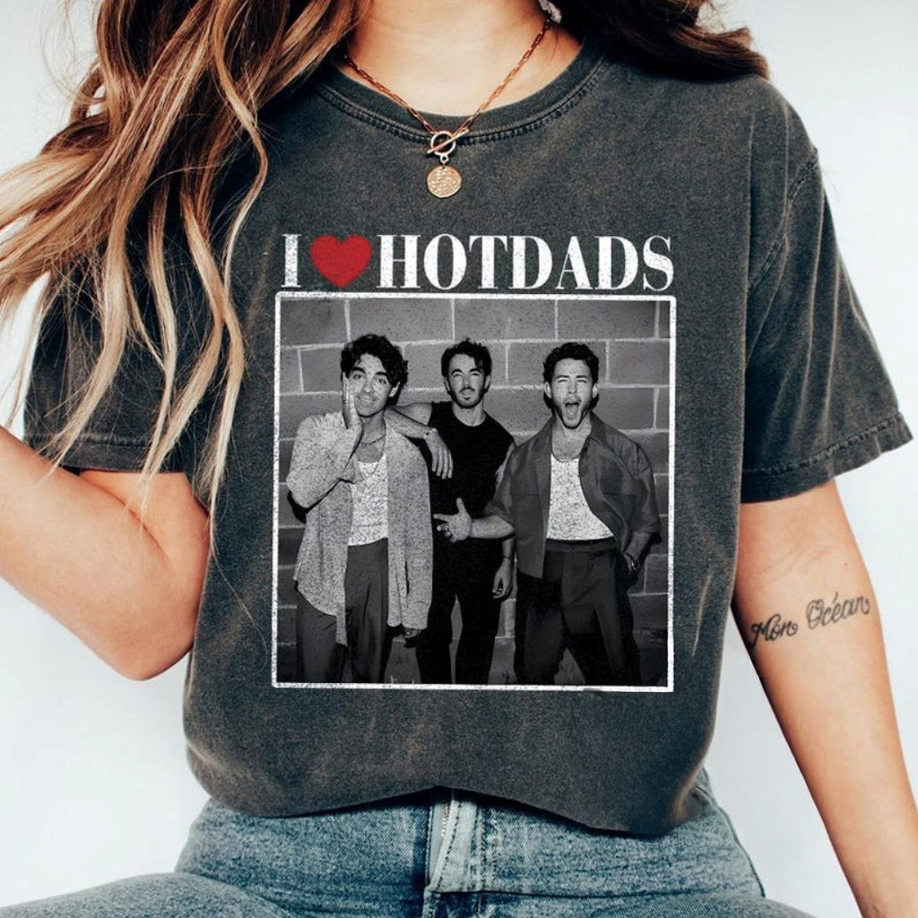 Jonas Brothers Merch I Love Hot Dads Shirt Cool Gifts For Music Lovers-1 Jonas Brothers Merch I Love Hot Dads Shirt Cool Gifts For Music Lovers-1