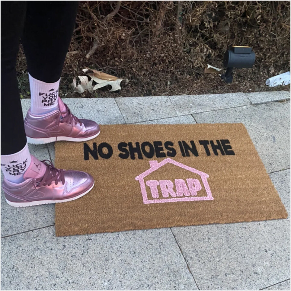 No Shoes In The Trap House Doormat Funny Welcome Mat Sayings Gifts For Bestie Gifts For Besties-1